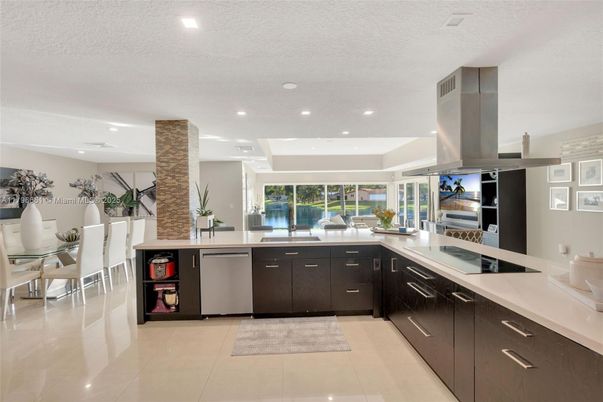 Dining room, Interior, Kitchen, Recessed Lighting, Stainless Steel Appliances