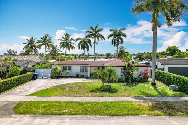 Backyard, Exterior, Facade, Ranch