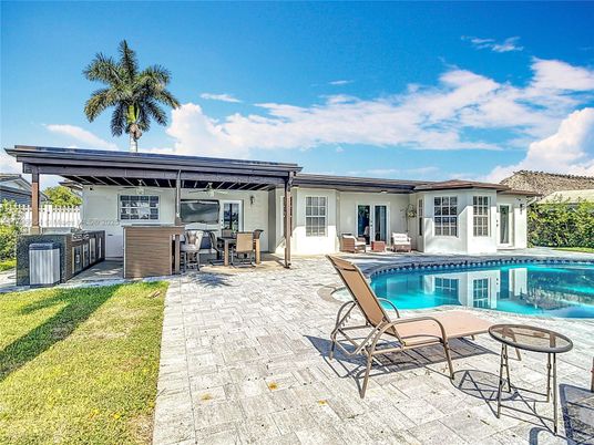 Exterior, Hot Tub, Pool