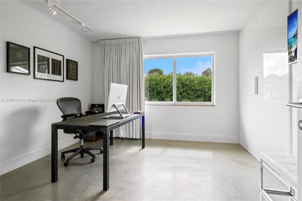 Home Office, Interior