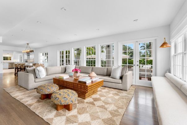 Chandelier, Dining room, Interior, Living room, Recessed Lighting, Wood Texture Flooring