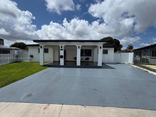 Backyard, Exterior, Facade, Ranch