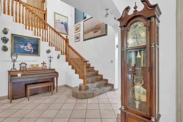 Interior, Piano
