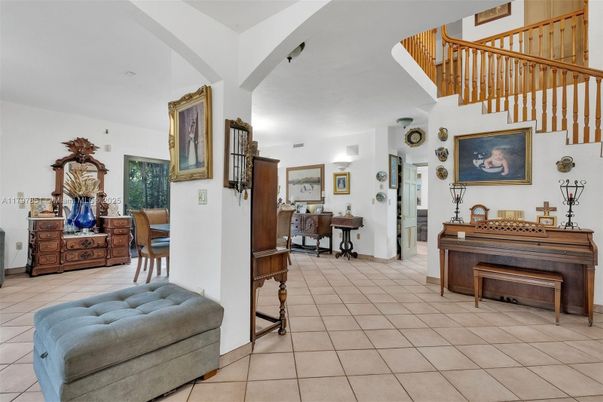 Interior, Piano