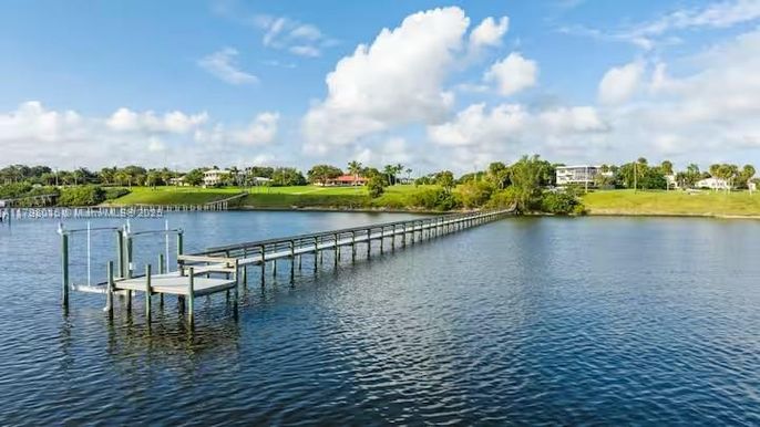 Exterior, Lake
