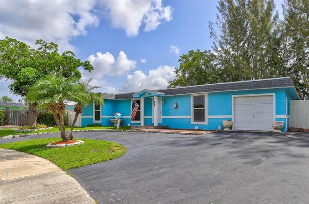 Attached, Exterior, Facade, Ranch