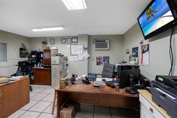 Home Office, Interior