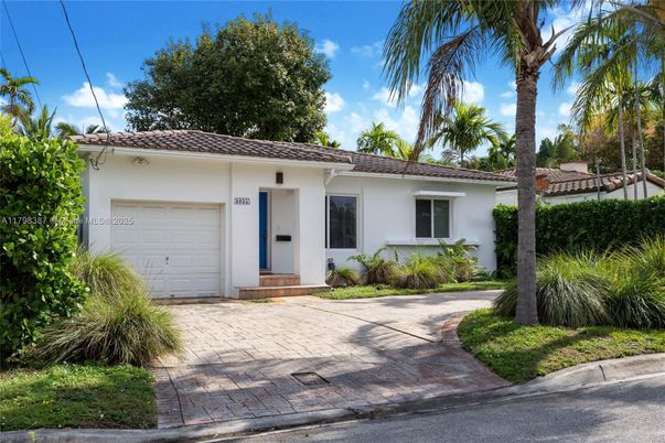 Attached, Exterior, Facade, Ranch