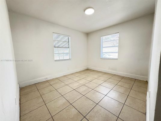 Empty room, Interior