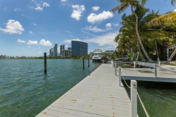Exterior, Lake