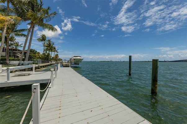Exterior, Lake