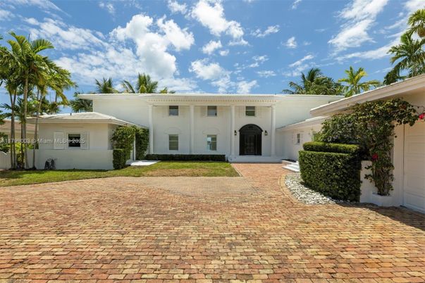 Exterior, Facade, Ranch