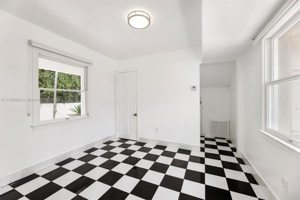 Empty room, Interior