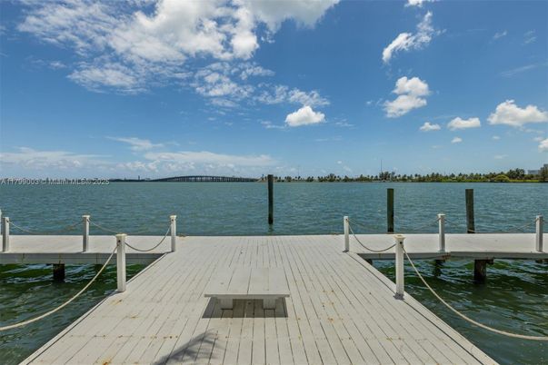 Exterior, Lake