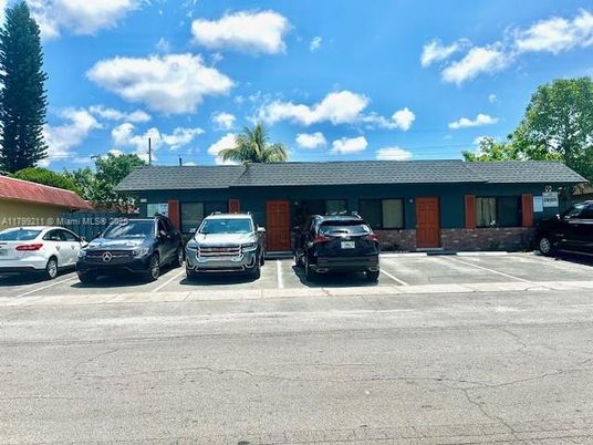 Exterior, Facade, Ranch
