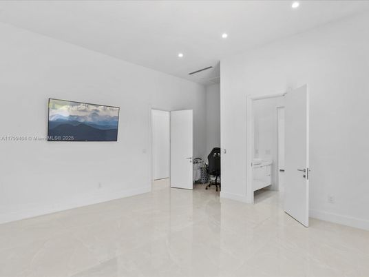 Empty room, Interior, Recessed Lighting