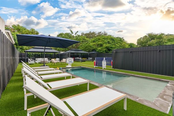 Exterior, Pool