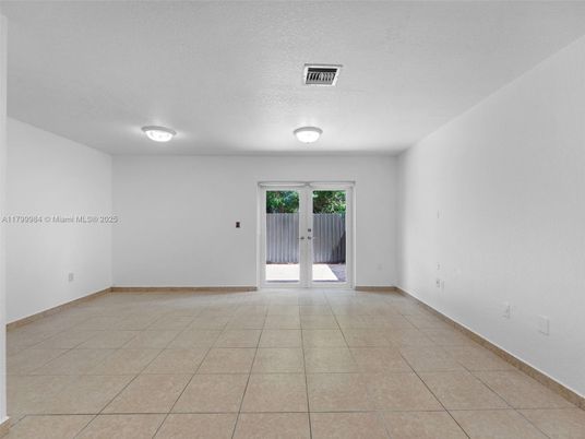 Empty room, Interior