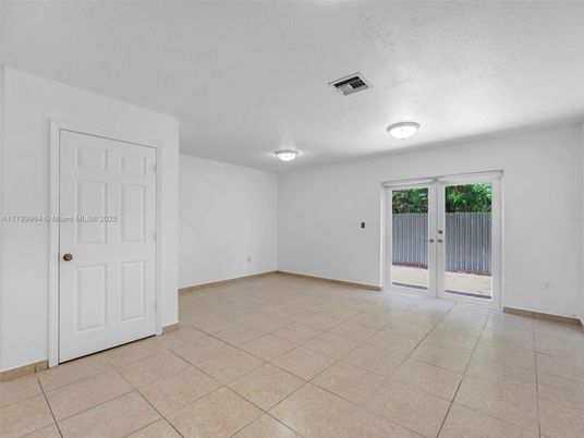 Empty room, Interior