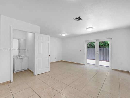 Empty room, Interior