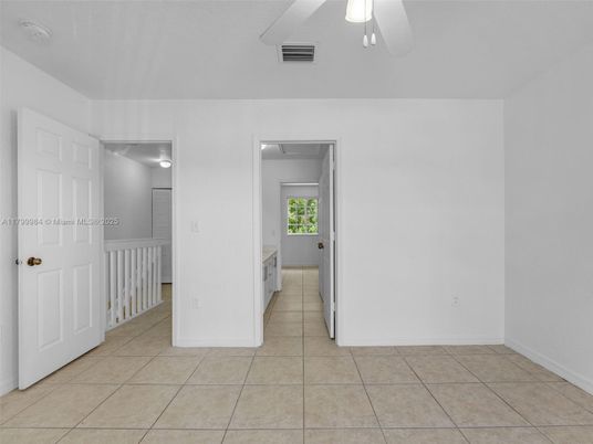 Empty room, Interior