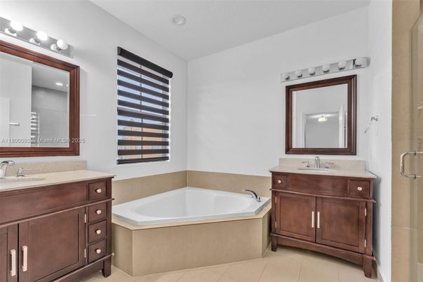 Bathroom, Dual Sink Vanities, Interior, Recessed Lighting