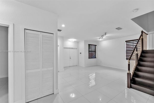 Empty room, Interior, Recessed Lighting