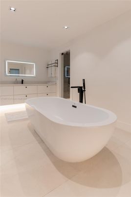 Bathroom, Free Standing Baths, Interior, Recessed Lighting