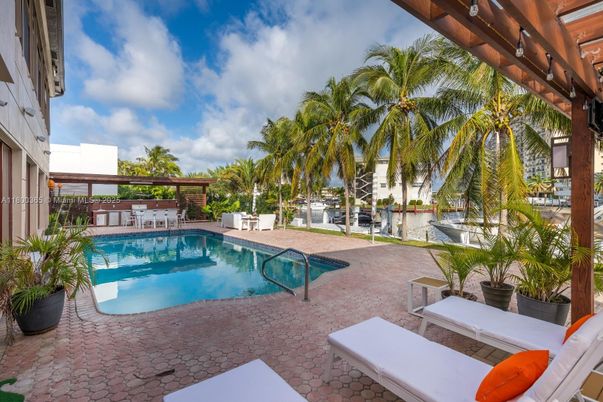 Exterior, Pool