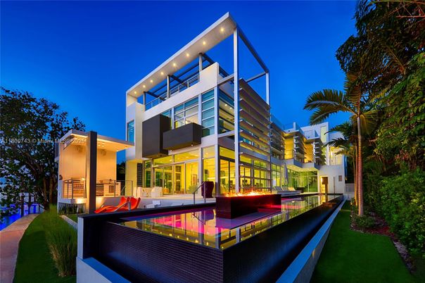 Backyard, Exterior, Facade, Modern