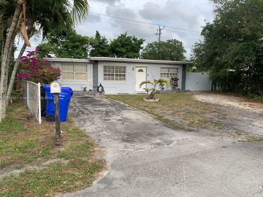 Backyard, Exterior, Facade, Ranch