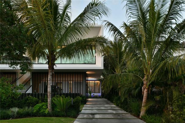 Backyard, Exterior, Facade, Modern