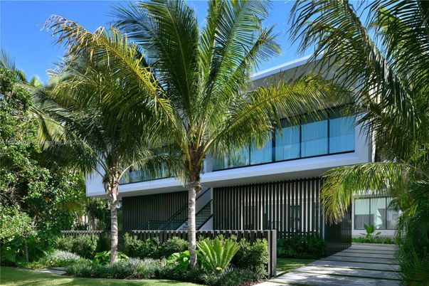 Exterior, Facade, Modern