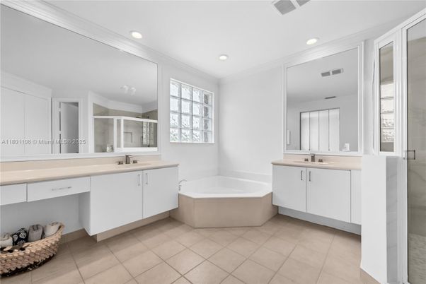Bathroom, Dual Sink Vanities, Interior, Recessed Lighting