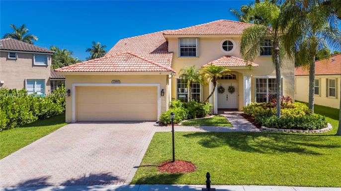 Attached, Exterior, Facade, Mediterranean