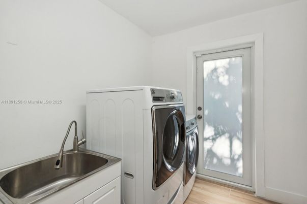 Interior, Washer, Wood Texture Flooring