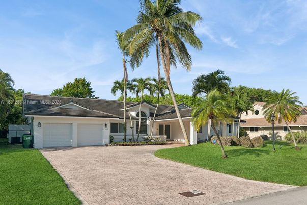 Attached, Exterior, Facade, Ranch
