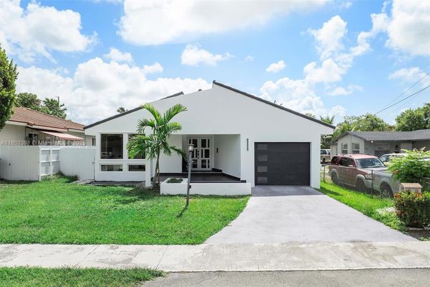 Attached, Exterior, Facade, Ranch