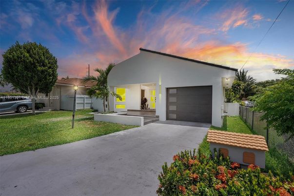 Attached, Backyard, Exterior, Facade, Modern