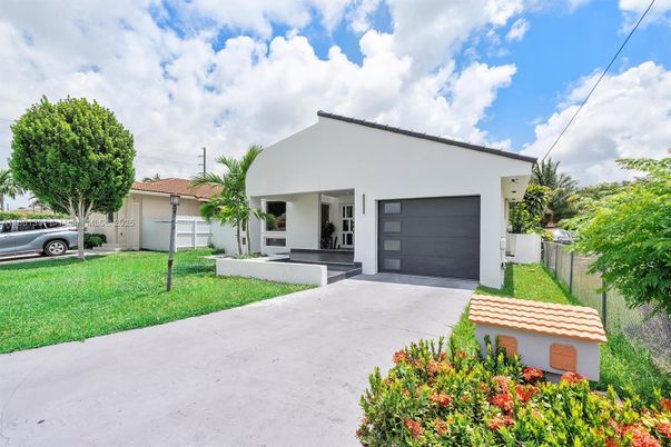 Attached, Backyard, Exterior, Facade, Modern