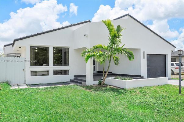 Attached, Backyard, Exterior, Facade, Modern