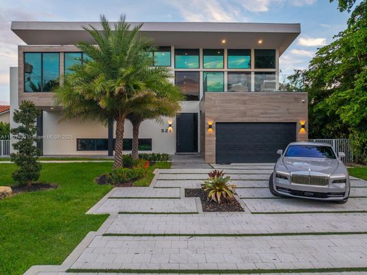 Attached, Exterior, Facade, Modern