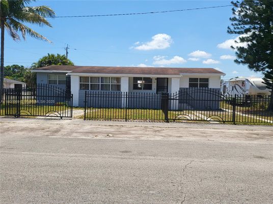 Backyard, Exterior, Facade, Ranch