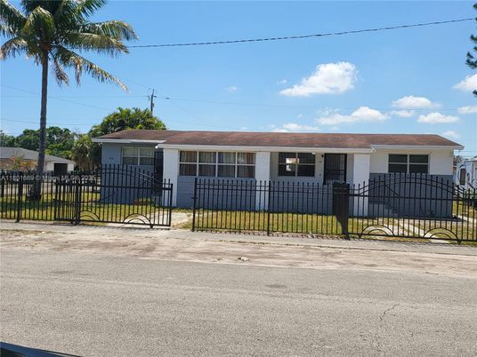 Exterior, Facade, Ranch