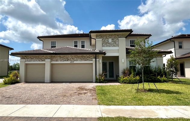 Attached, Exterior, Facade, Mediterranean