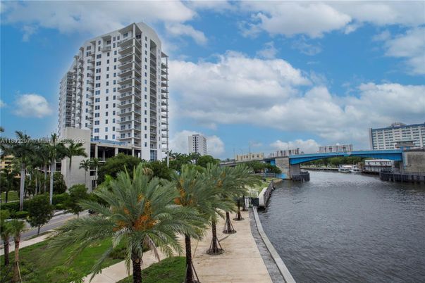 Exterior, Lake