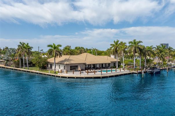 Exterior, Lake