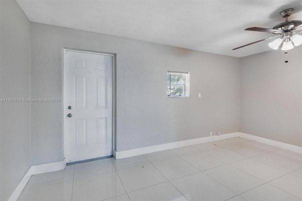 Empty room, Interior