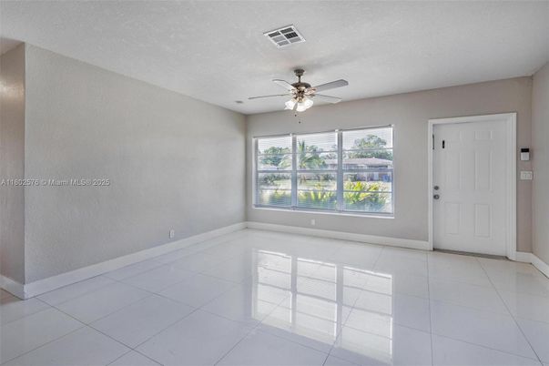 Empty room, Interior