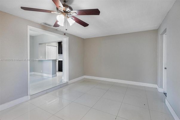Empty room, Interior